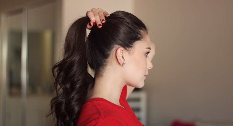 اضرار ربط الشعر بتسريحة ذيل الحصان أثناء النوم