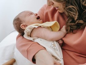 طفلي كثير البكاء عمره شهرين