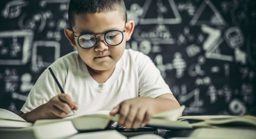 تعرفي الى علامات ذكاء الطفل بعمر ثلاث سنوات وكيفية تنميته!