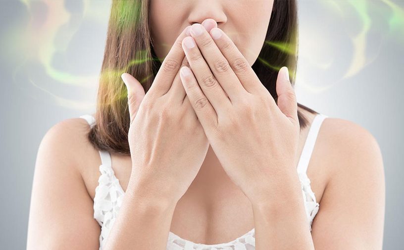 كيفية التخلص من رائحة الفم الكريهة بطرق طبيعية
