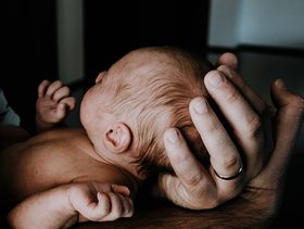 متى يجب استحمام الطفل حديث الولادة