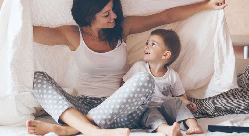 أنا أم لا تشتري الكثير من الألعاب لطفلها