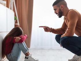 أب صارم مع طفلته