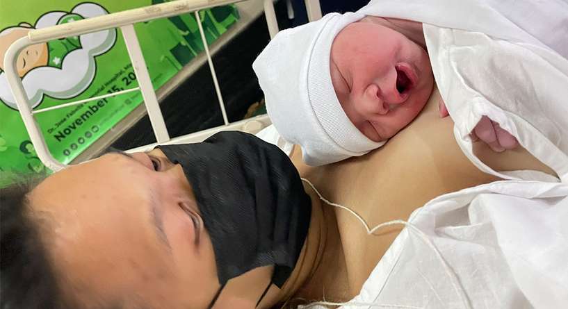 صورة الطفلة الفيليبينية وأمها