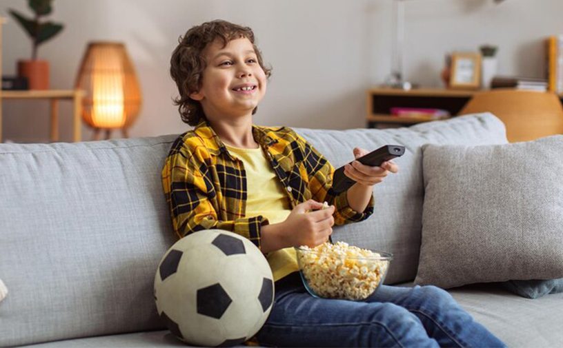 طفل يشاهد المونديال