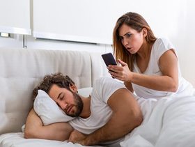 عقوبة تفتيش جوال الزوج بالقانون السعودي