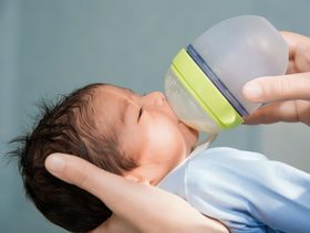 هل ترضعين مولودك الجديد لينام
